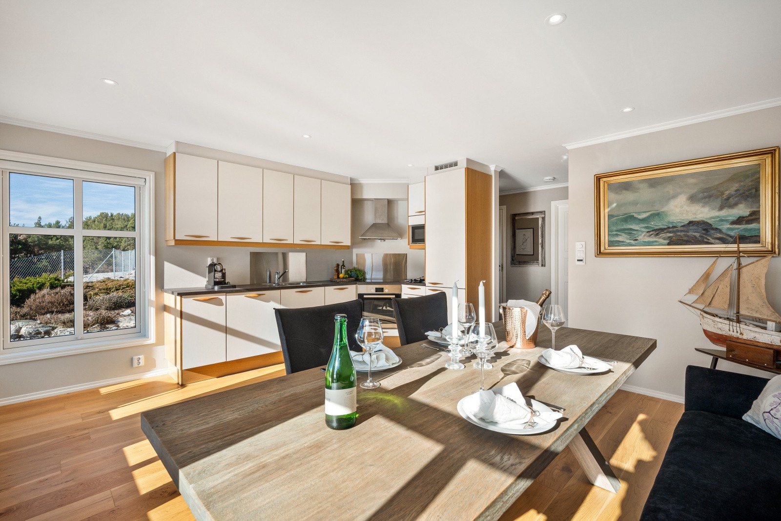 Kjøkkeninnredningen er holdt i nøytrale farger som passer til de fleste stiler. Galleribilde