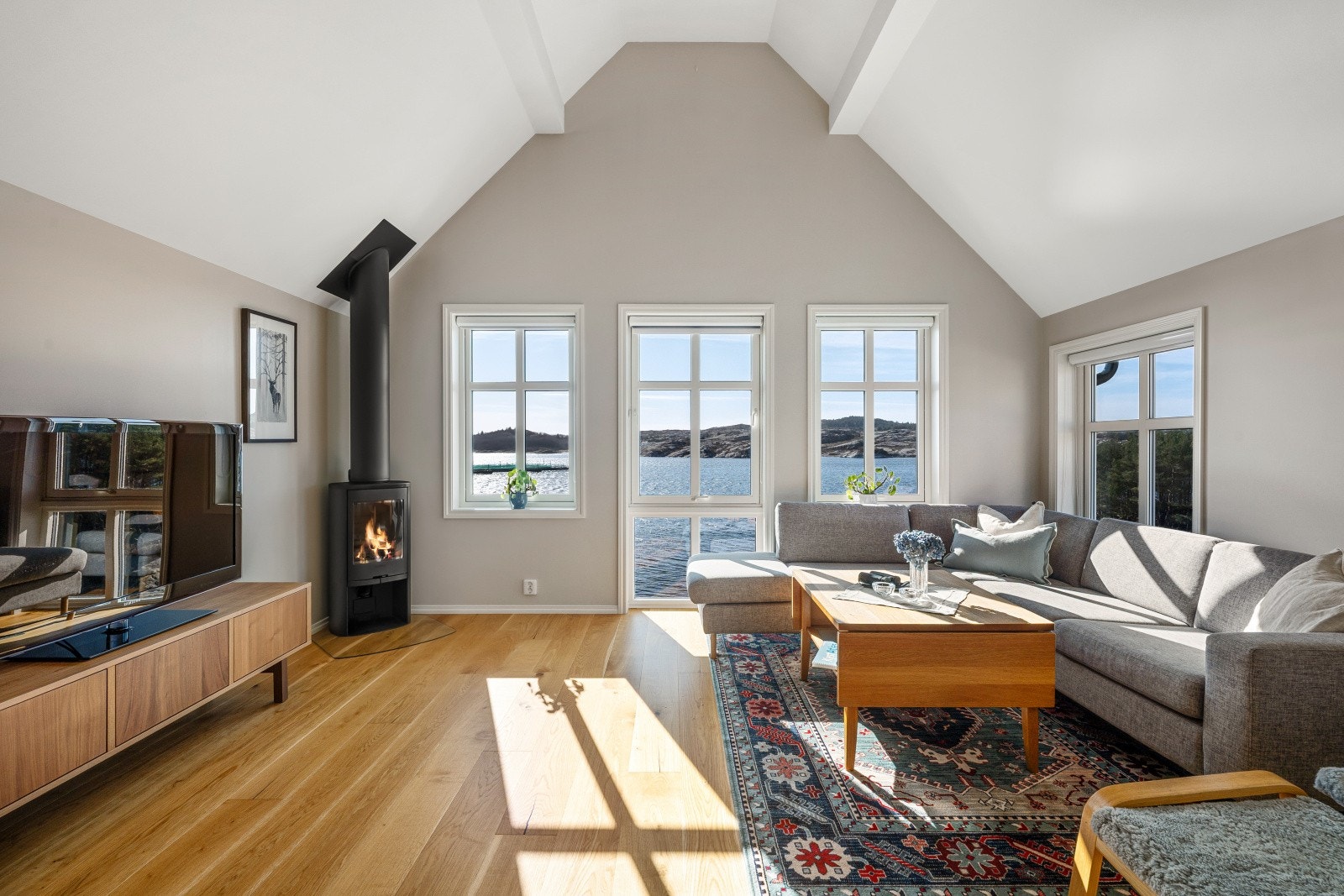 Også her er rommet lyst og innbydende med parkettgulv og malte vegger, og store vinduer som slipper inn dagslyset. Galleribilde