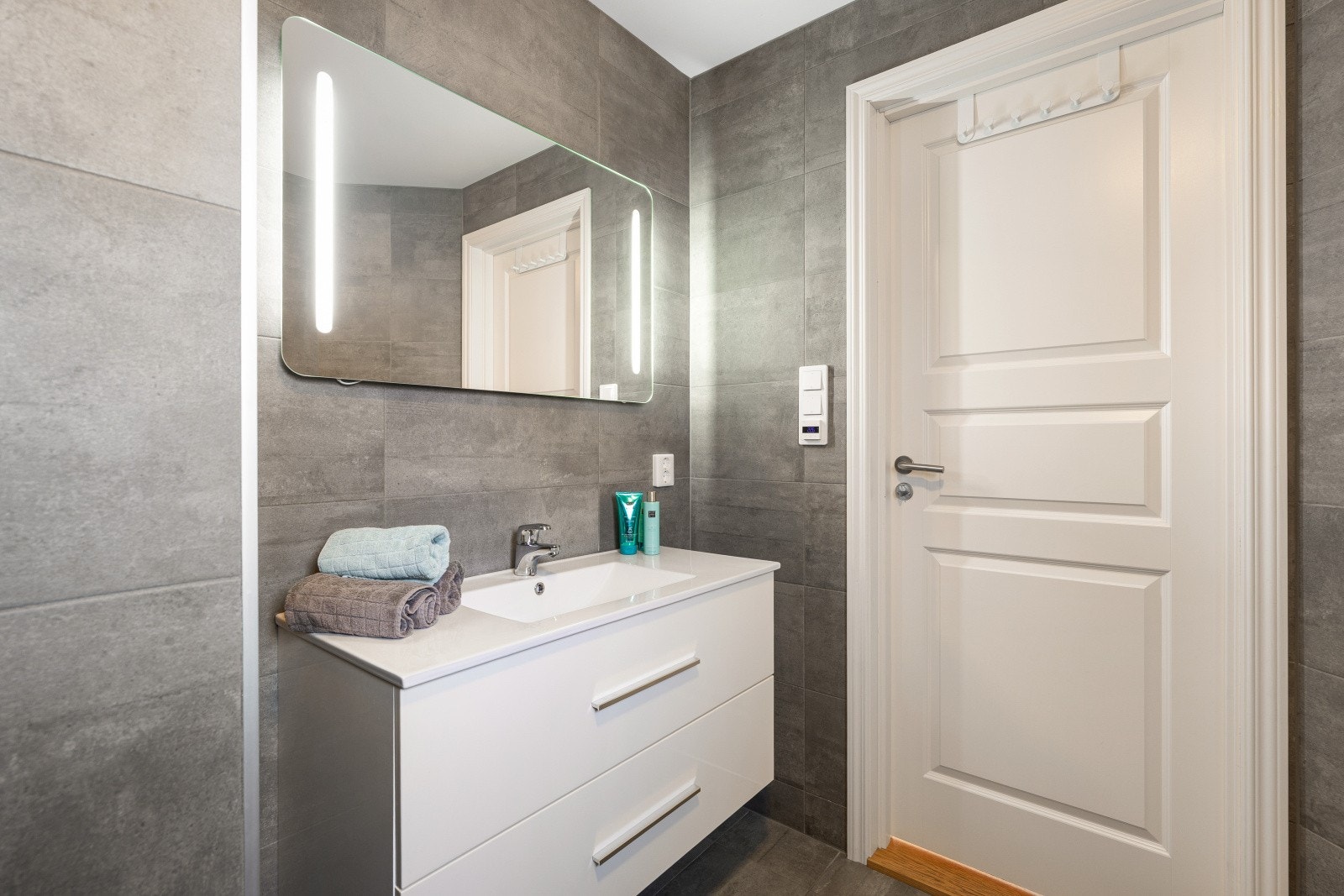 Skuffene under servanten har slette fronter, noe som gir en ren og ryddig look. Galleribilde