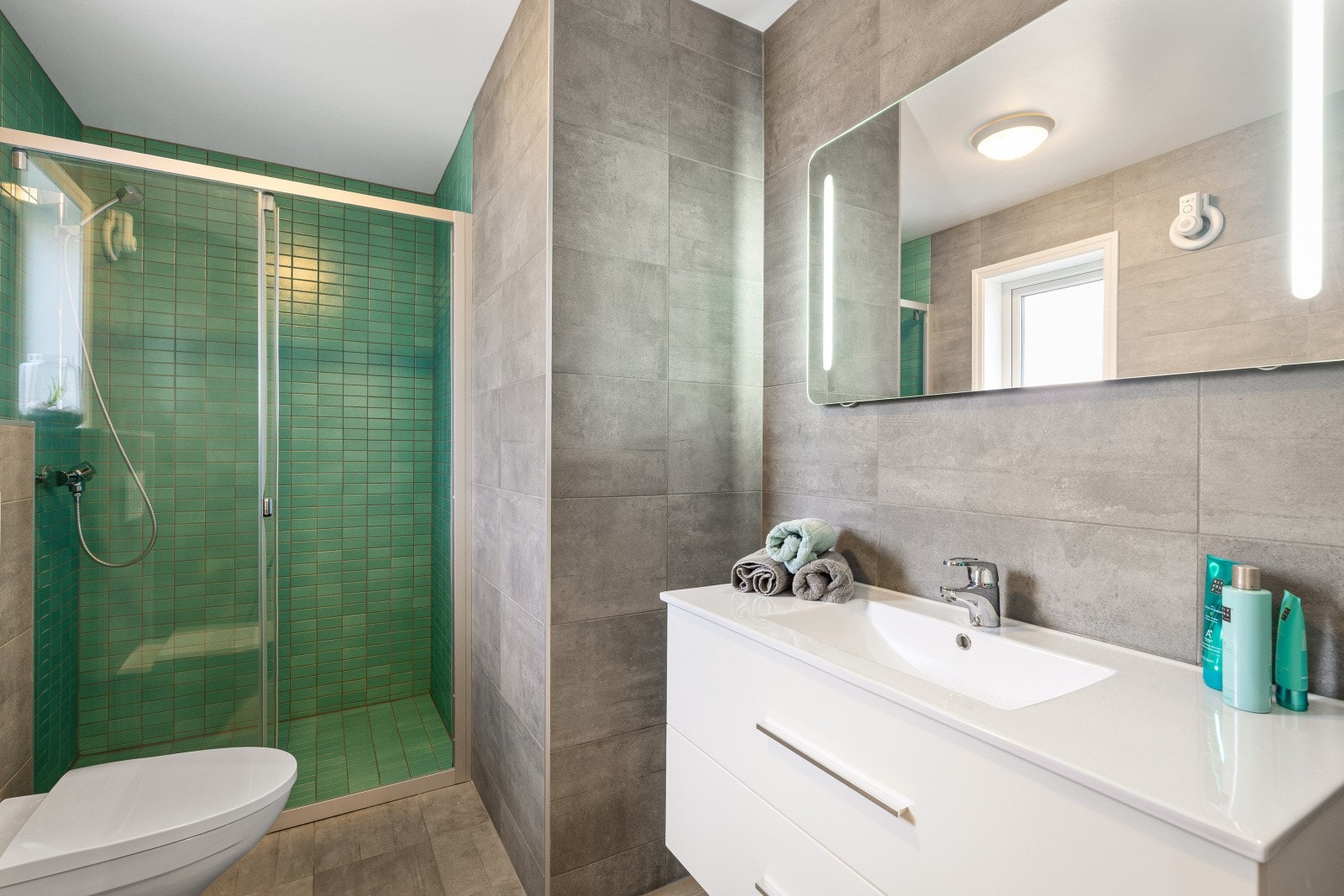 Badet i første etasje er på 5 kvadratmeter og er utstyrt med vegghengt toalett og helstøpt servant. Galleribilde