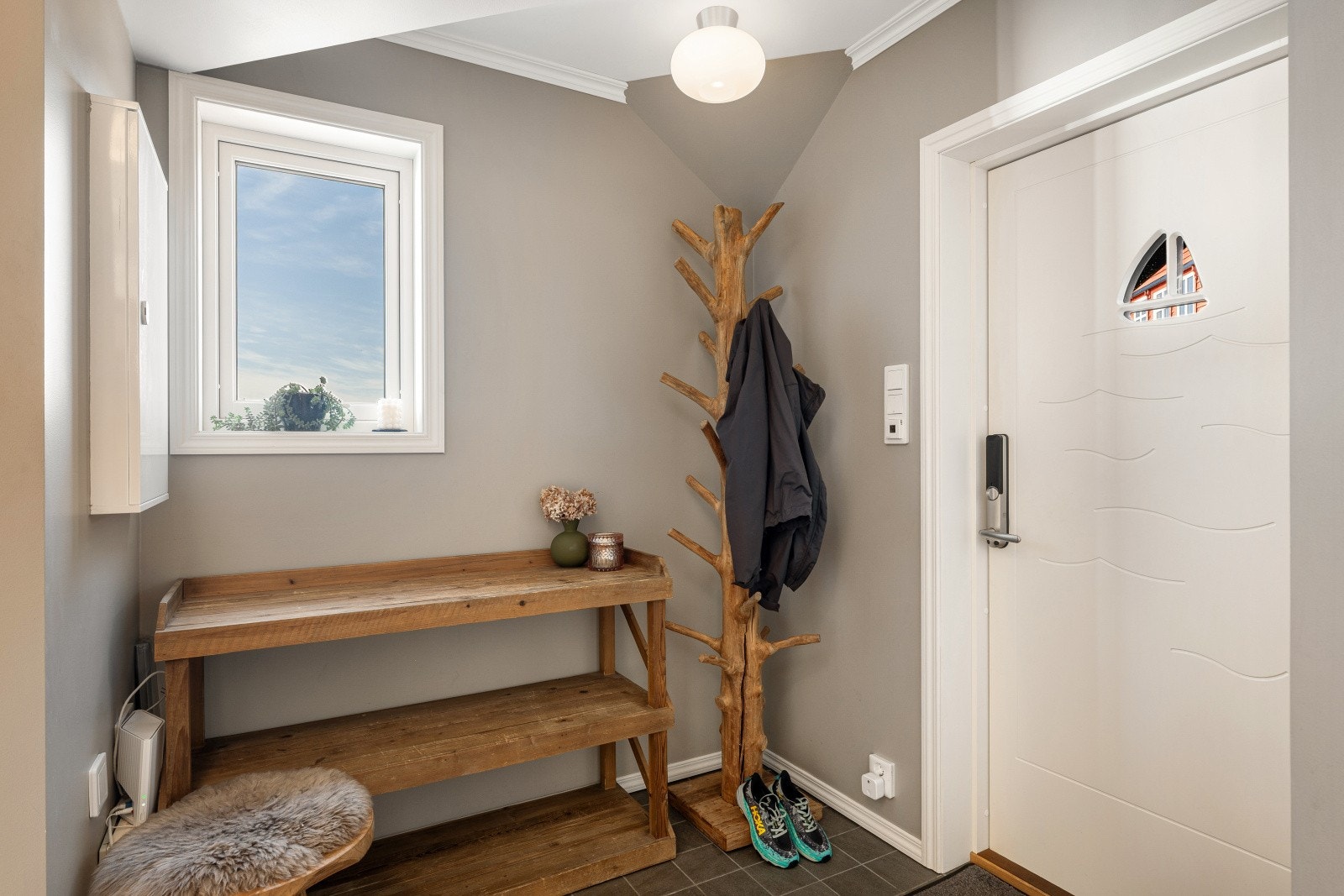 Inngangspartiet på 9 kvadratmeter ønsker deg velkommen med plass for oppbevaring av yttertøy og sko. Galleribilde