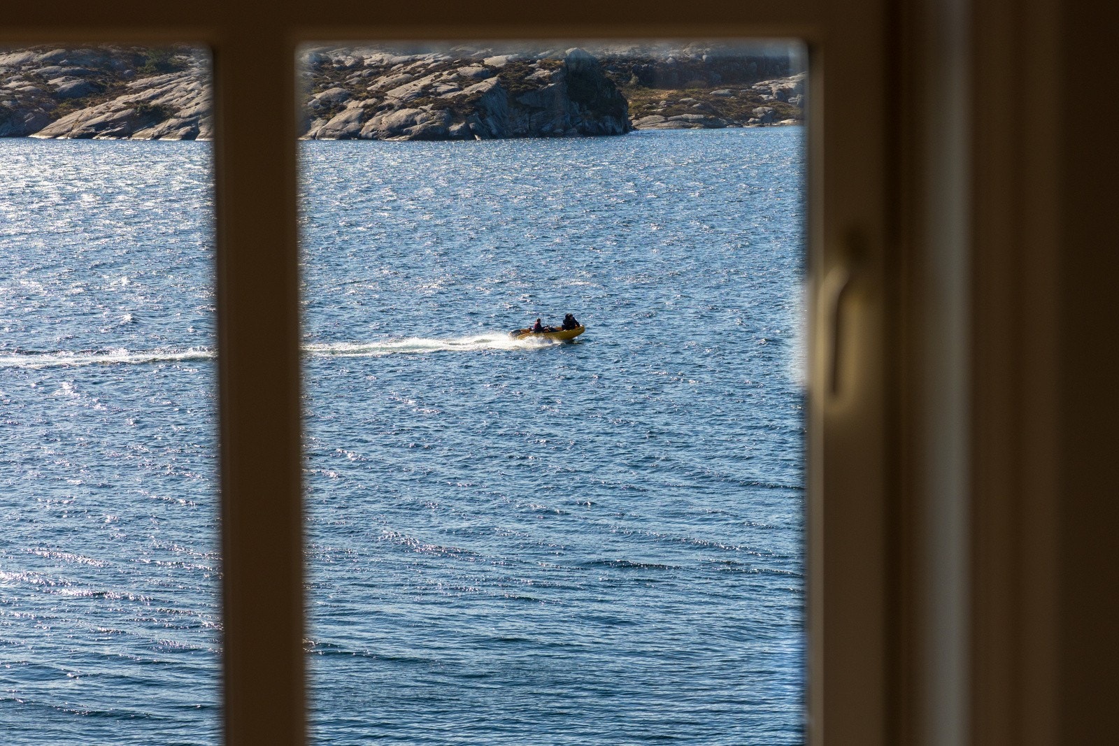 Fra stuevinduene har du kontroll på det som skjer på sjøen. Galleribilde