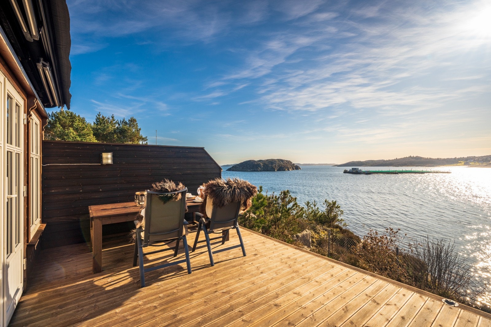 Du kan glede deg over en romslig terrasse på hele 45,8 kvadratmeter, som inviterer til livsnytelse og avslappende stunder i det fri. Galleribilde