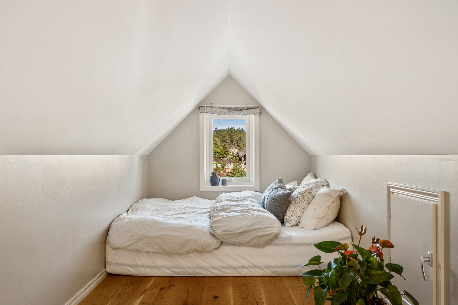 Hemsen, med et gulvareal på cirka 10 kvadratmeter er dette arealet ideelt for overnattingsgjester eller som et ekstra lekeområde for barna. Galleribilde