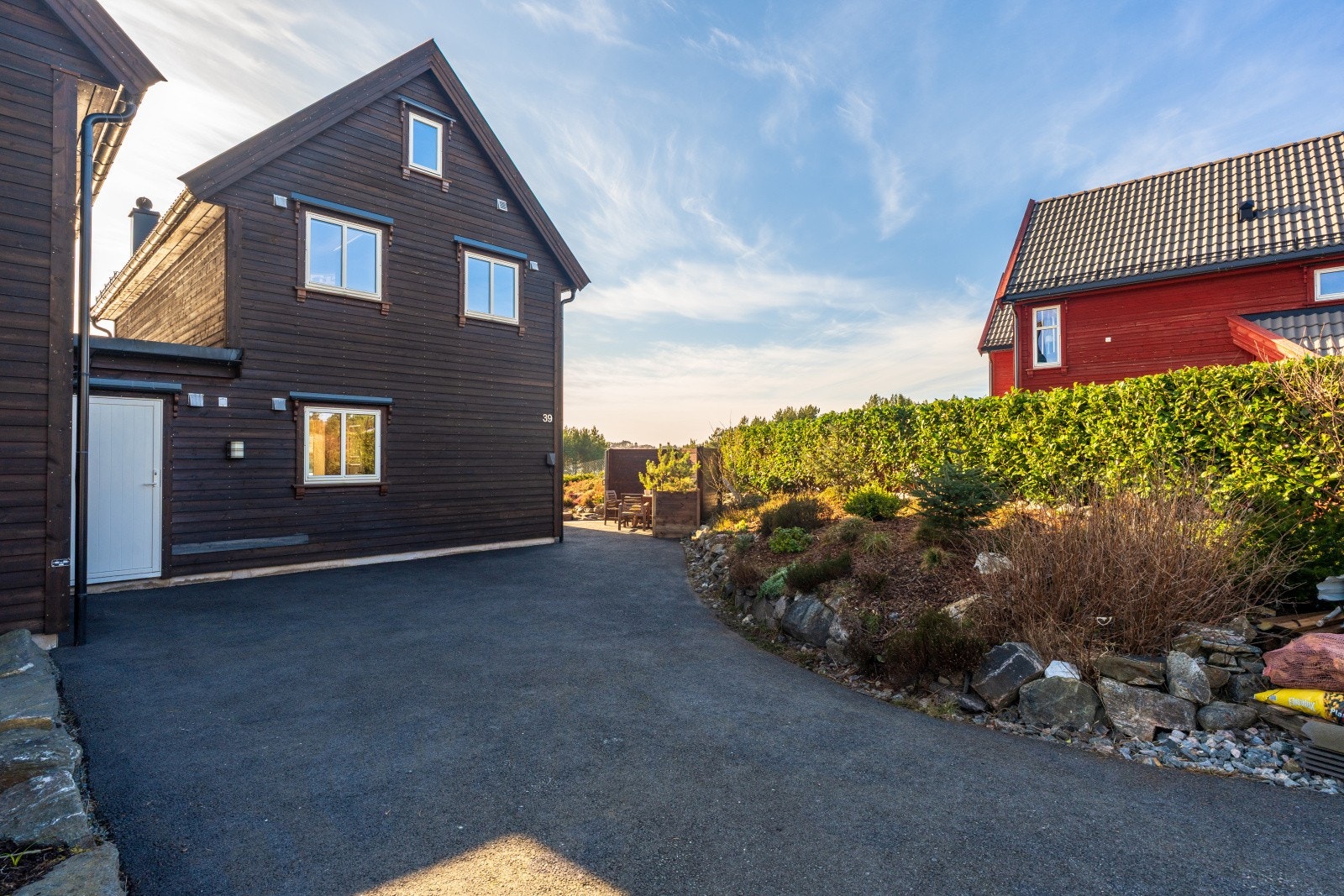 Hytten ble overlevert nøkkelferdig i 2016. Det er en ekstern bod som er innredet til vaskerom. Galleribilde