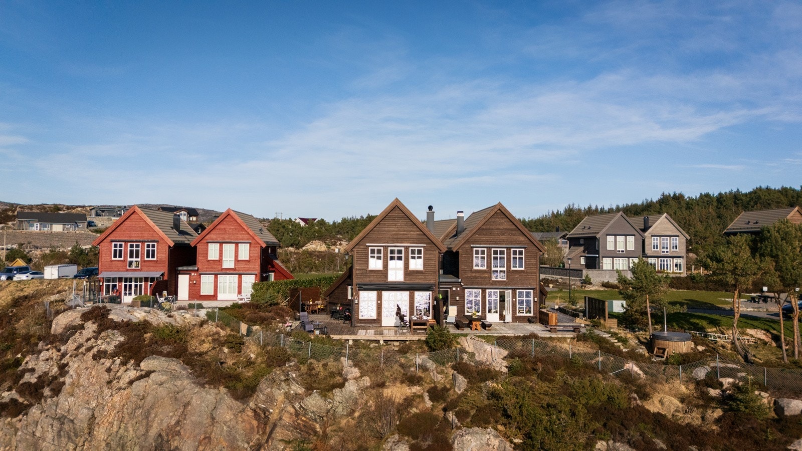 Selve hytten befinner seg helt i sjøenkanten. Galleribilde