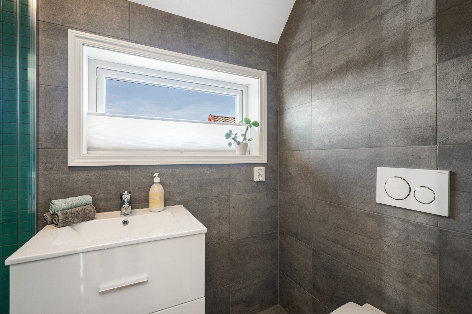 Med en størrelse på 3 kvadratmeter er dette badet kompakt, men like fullt funksjonelt og estetisk tiltalende. Galleribilde