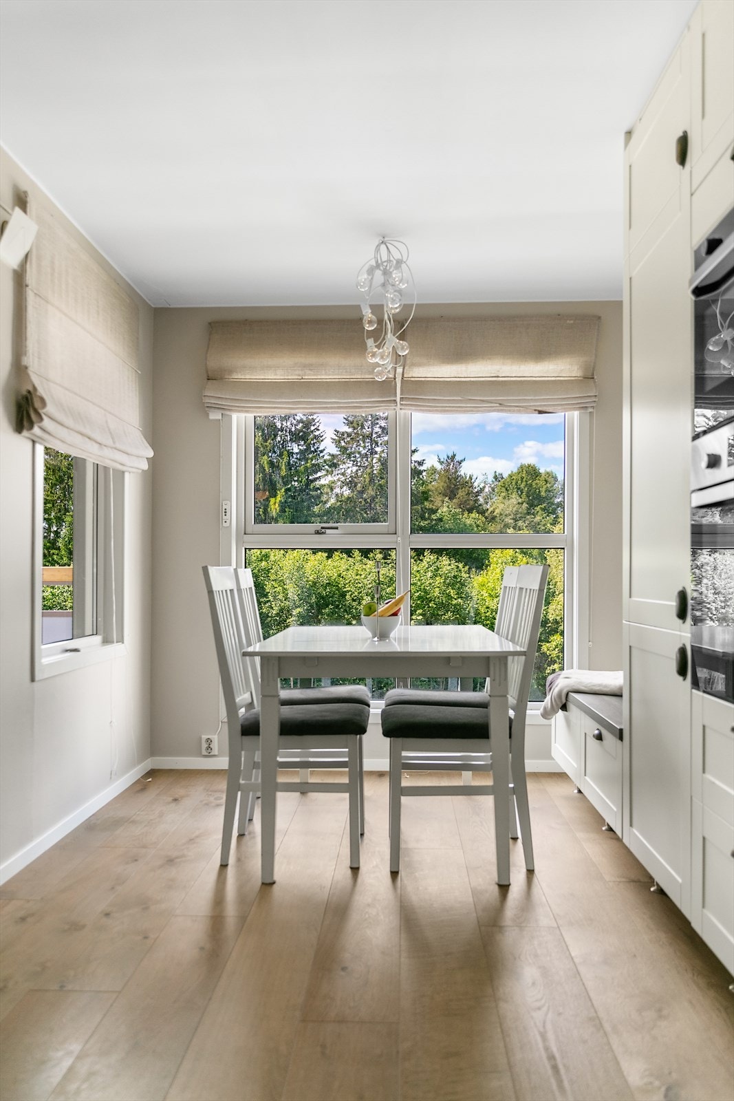 Legg også merke til den plassbygde benken med ytterligere oppbevaringsplass Galleribilde