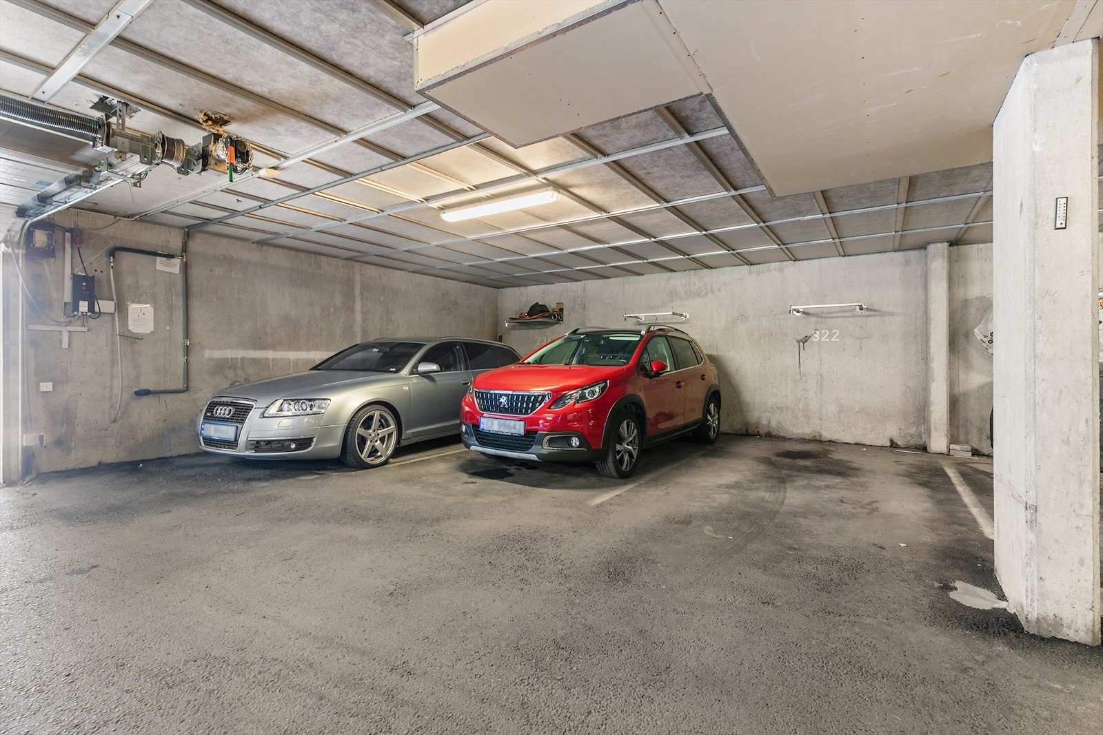 Leiligheten disponerer en biloppstillingsplass i felles garasjeanlegg Galleribilde