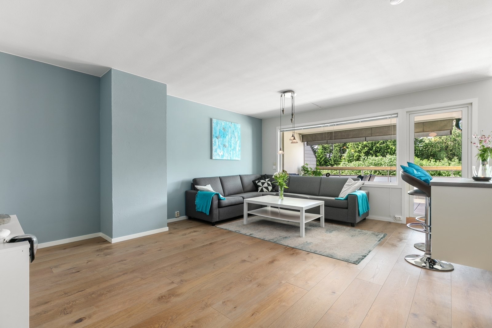 Dette er en lys og innbydende 3-roms leilighet beliggende i 2. etasje i et bygg bestående av åtte boenheter Galleribilde