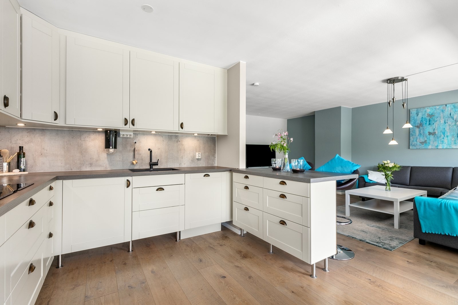 Her har man også sitteplasser ved kjøkkenbenk Galleribilde