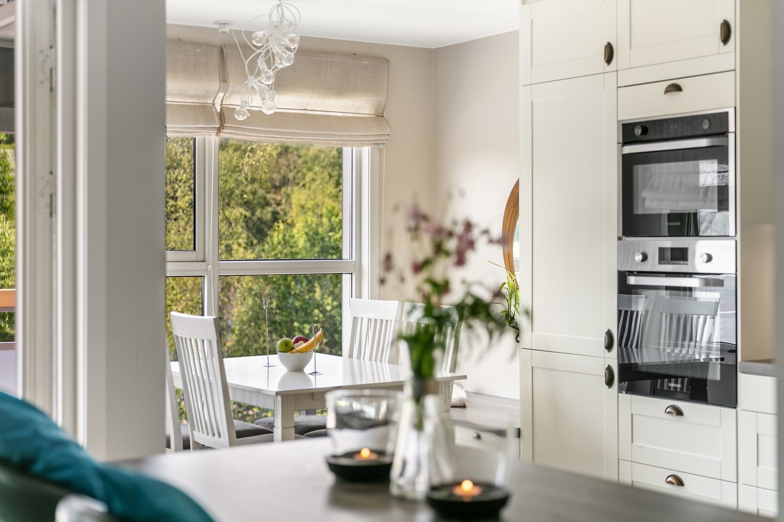 Store gode vindusflater på flere vegger sørger for rikelig med naturlig lysinnslipp Galleribilde