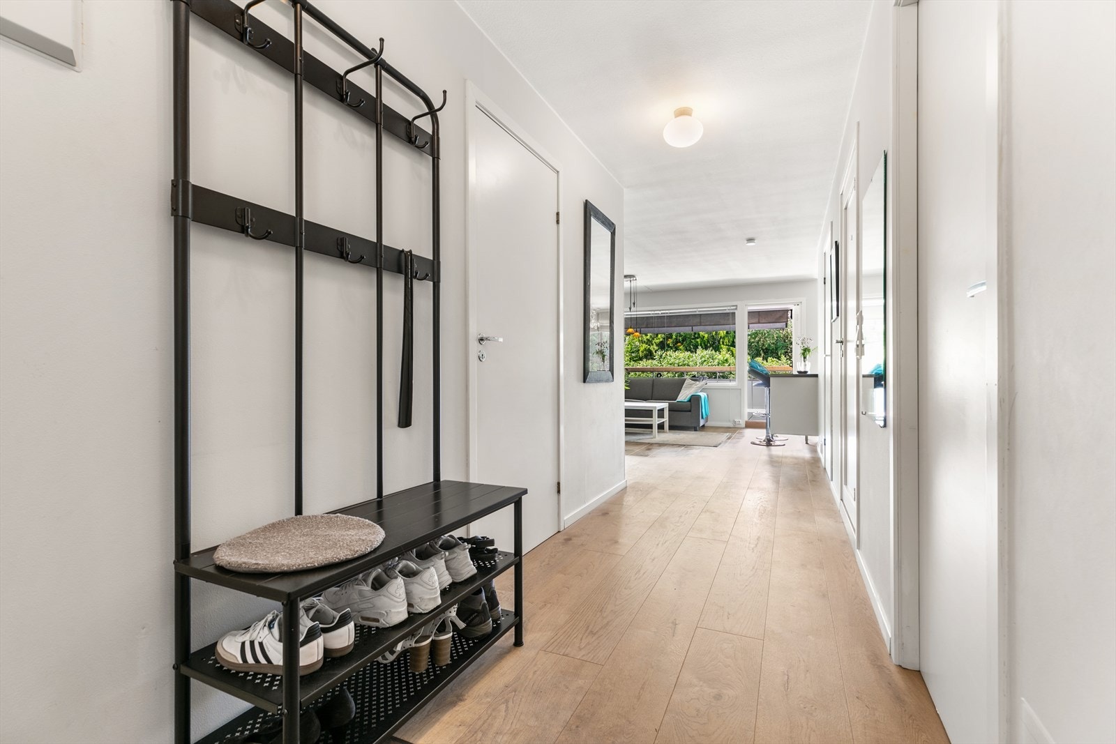 Her er det god plass til å sette og henge fra seg yttertøy og sko Galleribilde