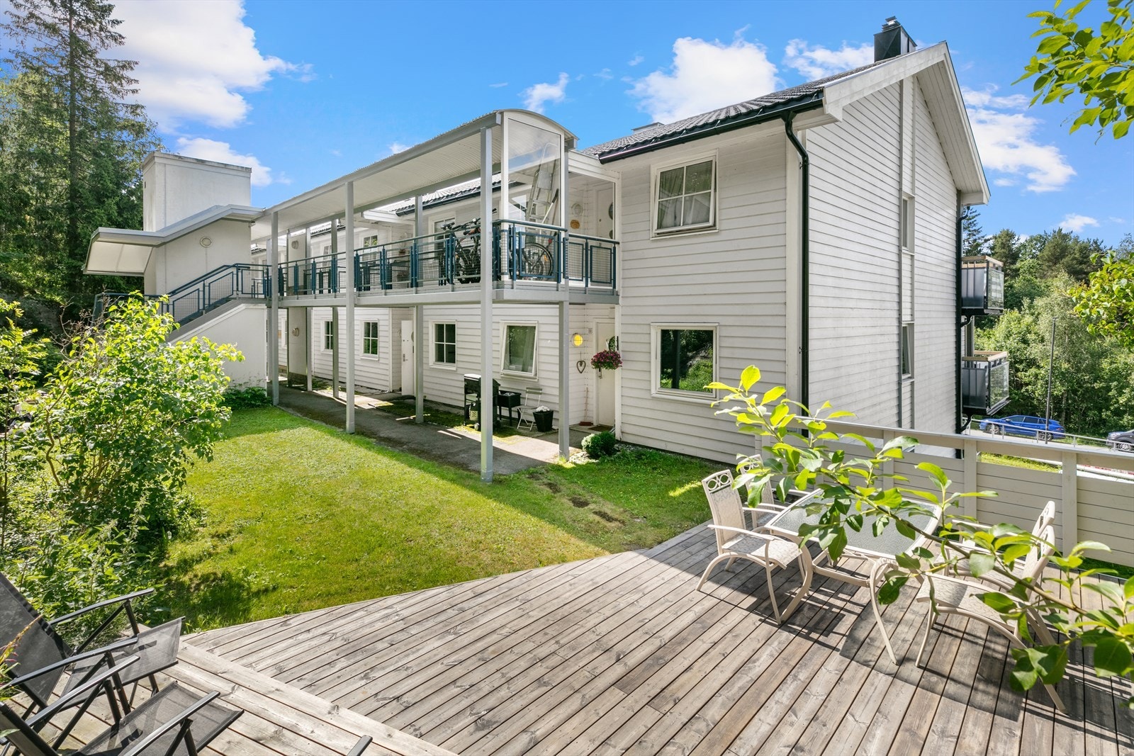 Borettslaget har en pent opparbeidet felles tomt med gress og beplantning Galleribilde