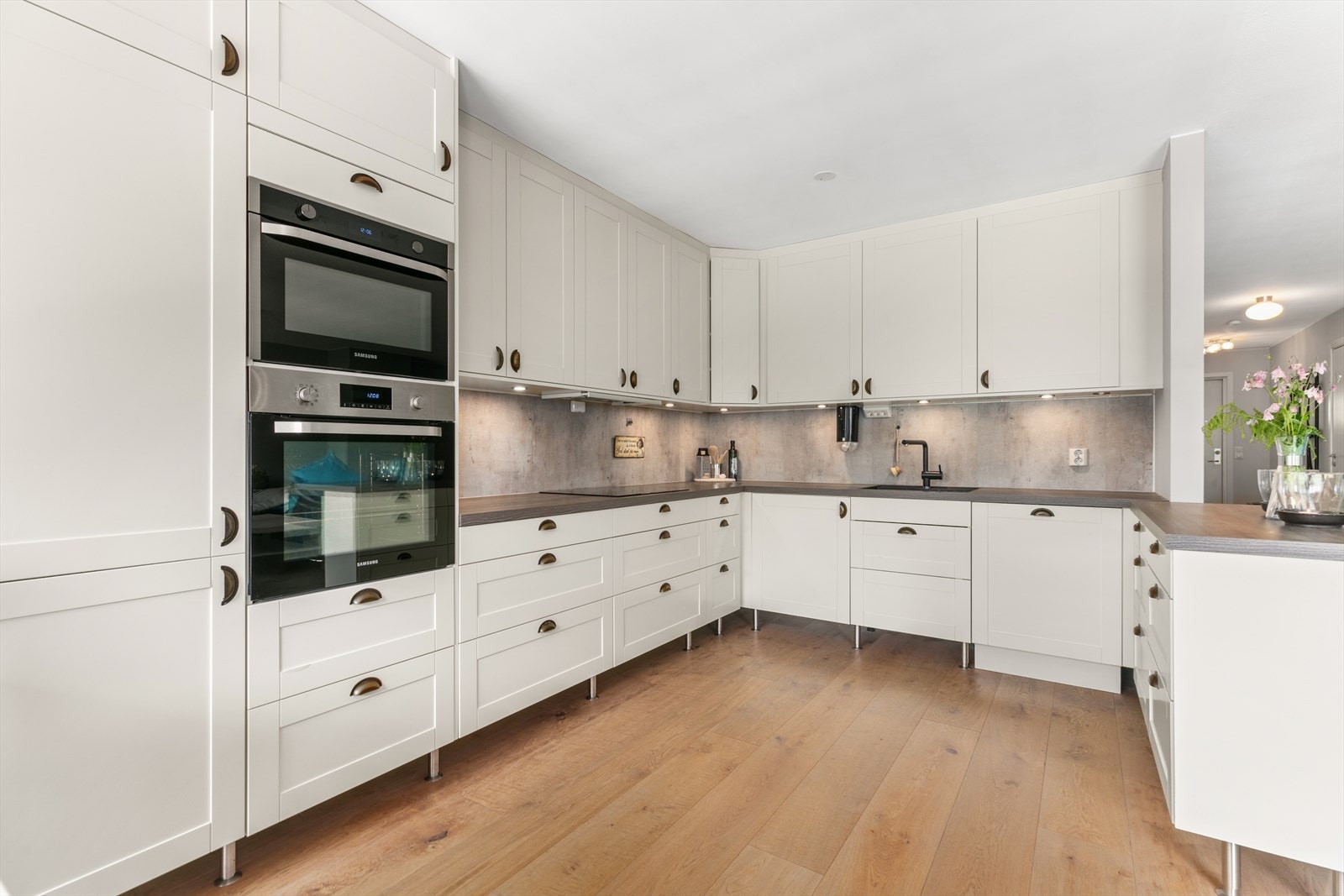 Det er også integrerte hvitevarer som stekeovn, platetopp, mikrobølgeovn, oppvaskmaskin og kjøleskap/fryser Galleribilde