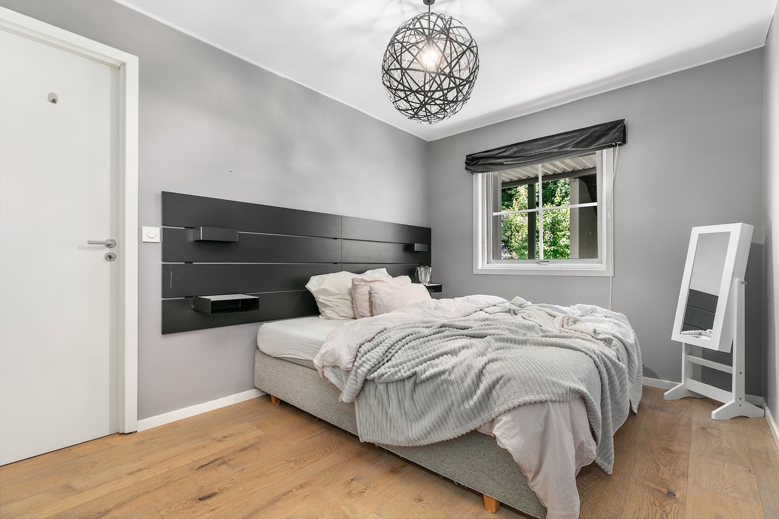 Leiligheten har to lune og luftige soverom Galleribilde