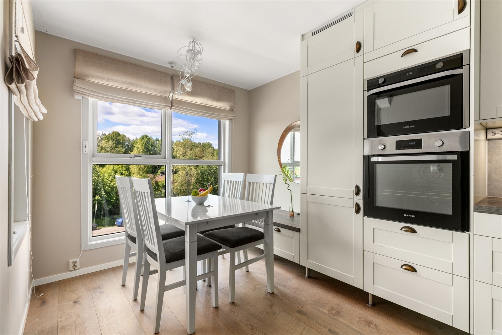 Ved vindu er det god plass til en romslig spisegruppe Galleribilde