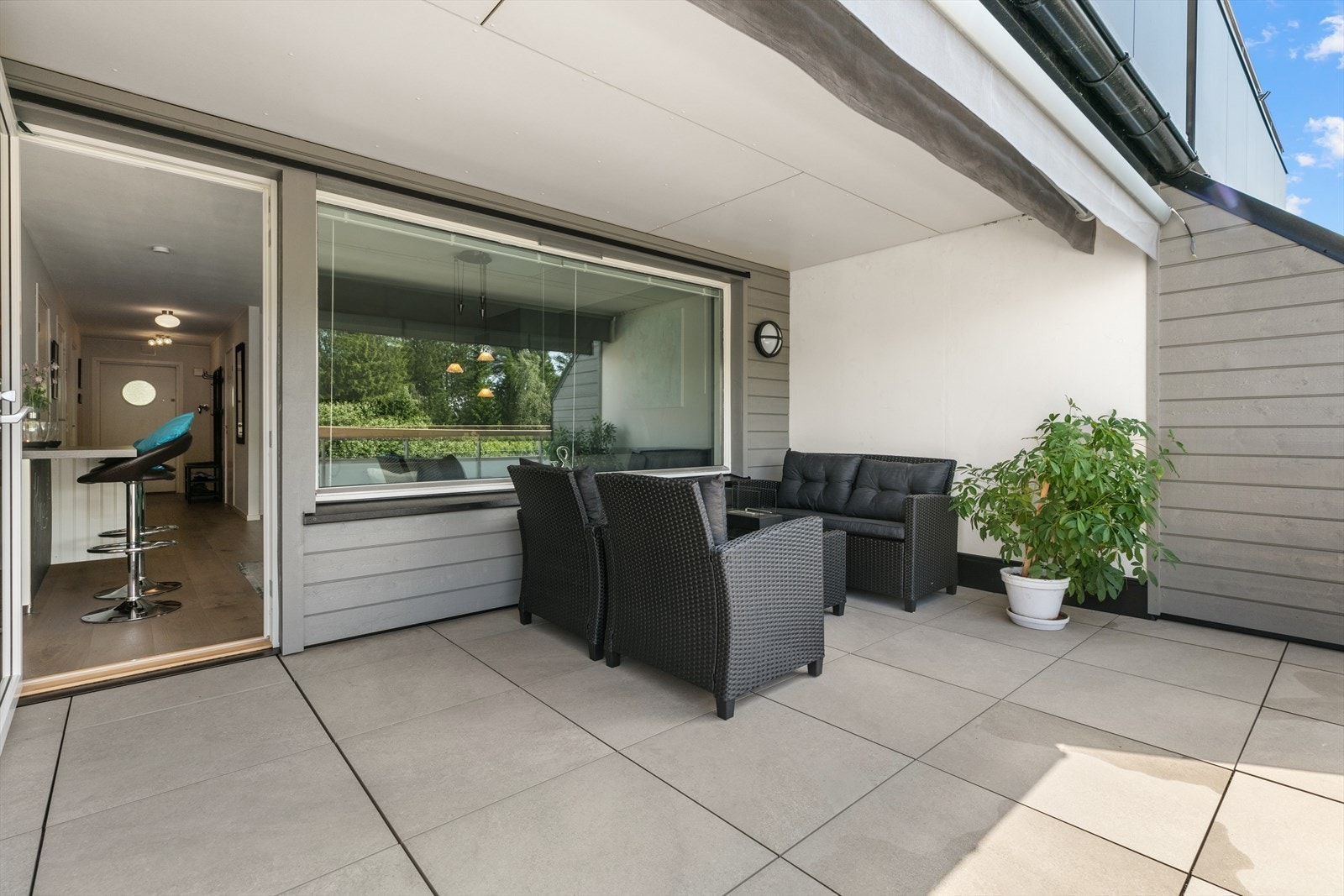 Her er det god plass til ønsket utemøblement Galleribilde