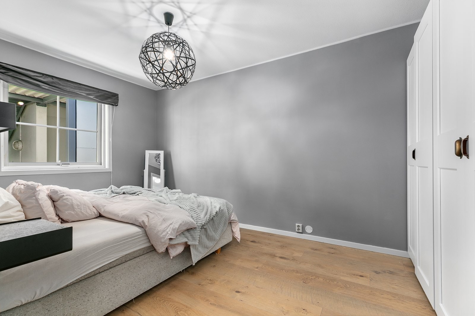 Hovedsoverommet har god plass til å innredes med dobbeltseng og tilhørende nattbord. Her står det i tillegg en romslig garderobeinnredning med hvite profilerte fronter langs vegg Galleribilde