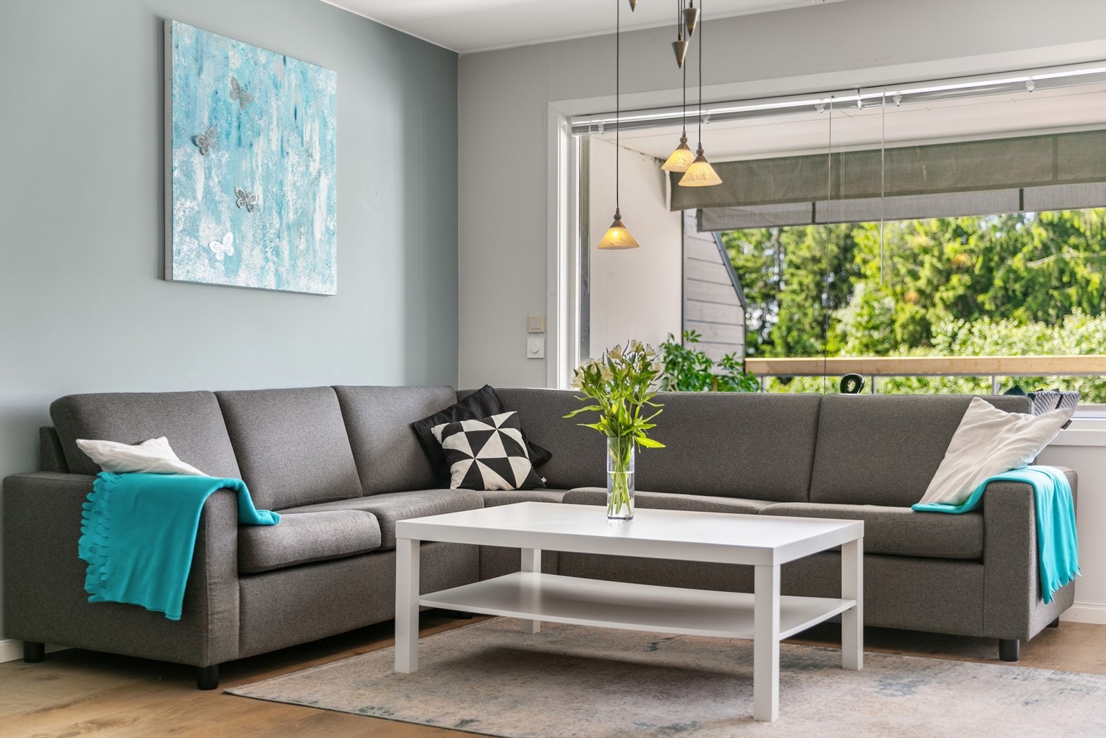 Leiligheten har gode kvaliteter som store vindusflater, et pent laminatgulv, veggflater malt i tidsriktige farger, og en fin gjennomgående planløsning Galleribilde