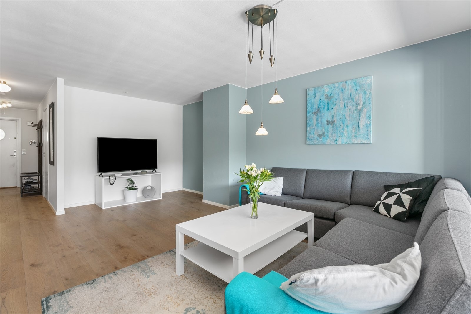 Stuen har en felles planløsning delt med kjøkkenet, og har god plass til en sofagruppe, stuebord og mediemøbler. Her er det i tillegg mulighet til å montere ildsted/peis Galleribilde