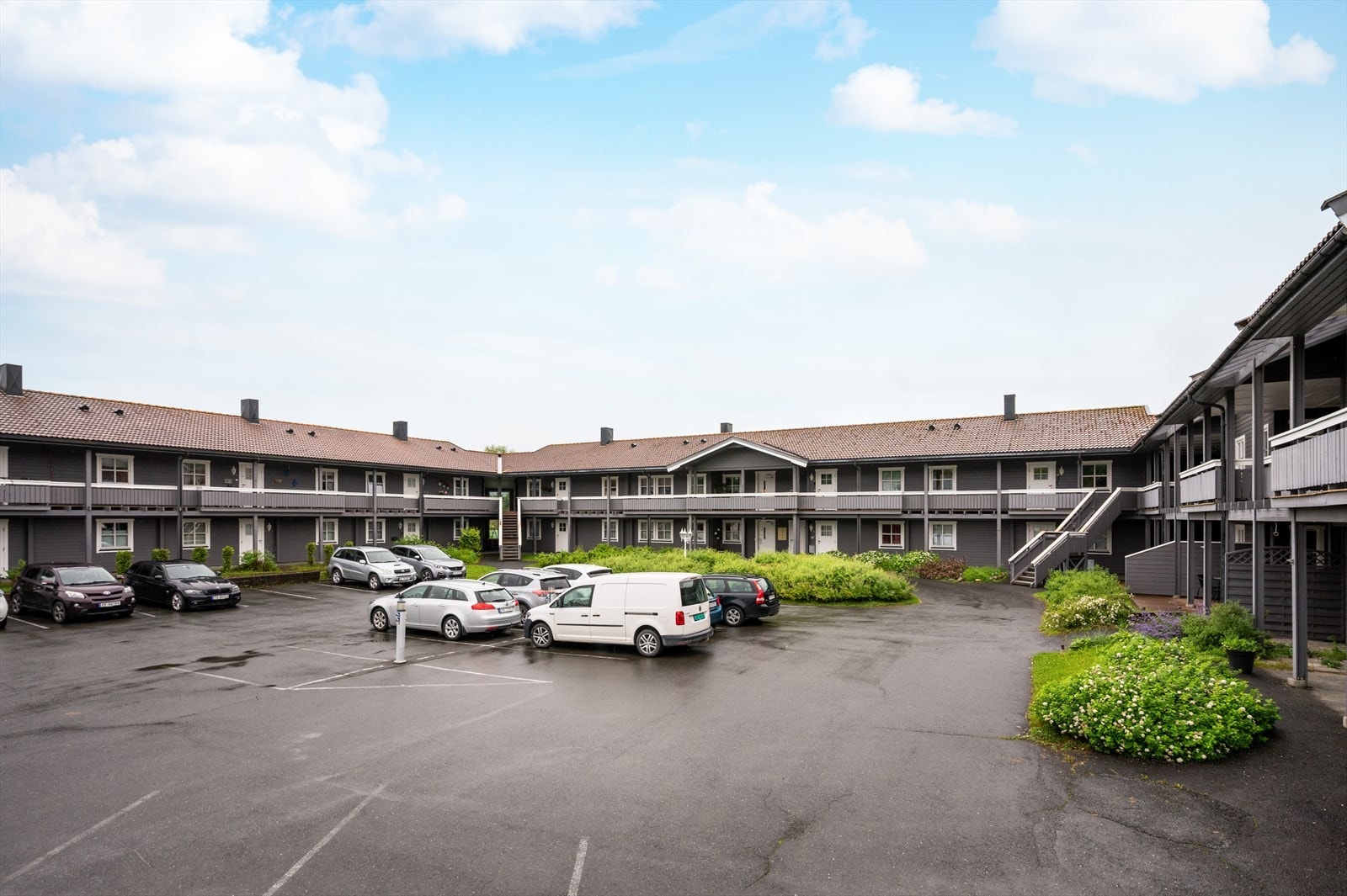 Rolig og fint boligområde som består både av nyetablerte, barnefamilier og eldre. Leiligheten ligger med en sentral beliggenhet, i gangavstand fra barneskole, ungdomsskole og videregående skole Galleribilde