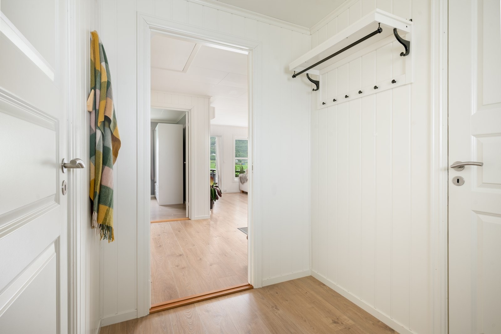 Laminat på gulv og panelplater på vegger Galleribilde