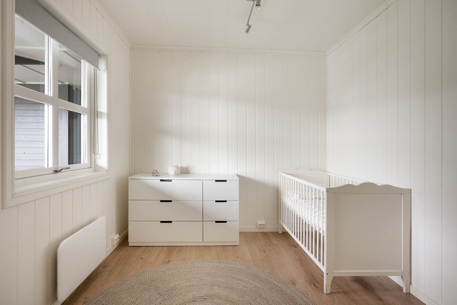 Moderne stil og flotte overflater går igjen i hele leiligheten Galleribilde