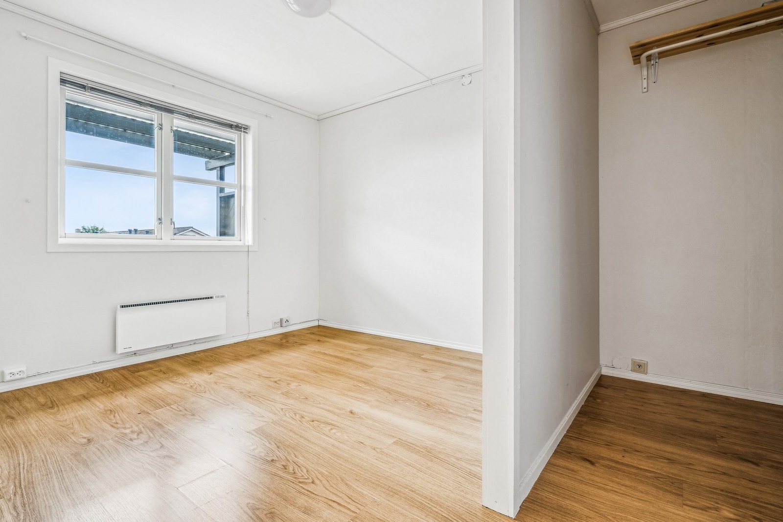 Soverom på 12,5 kvm med skillevegg som gir en mulighet for walk in closet. Galleribilde