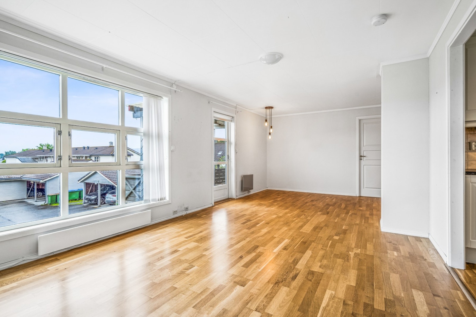 Store vindusoverflater som gir rikelig med lysinnslipp og utgang til terrasse. Galleribilde