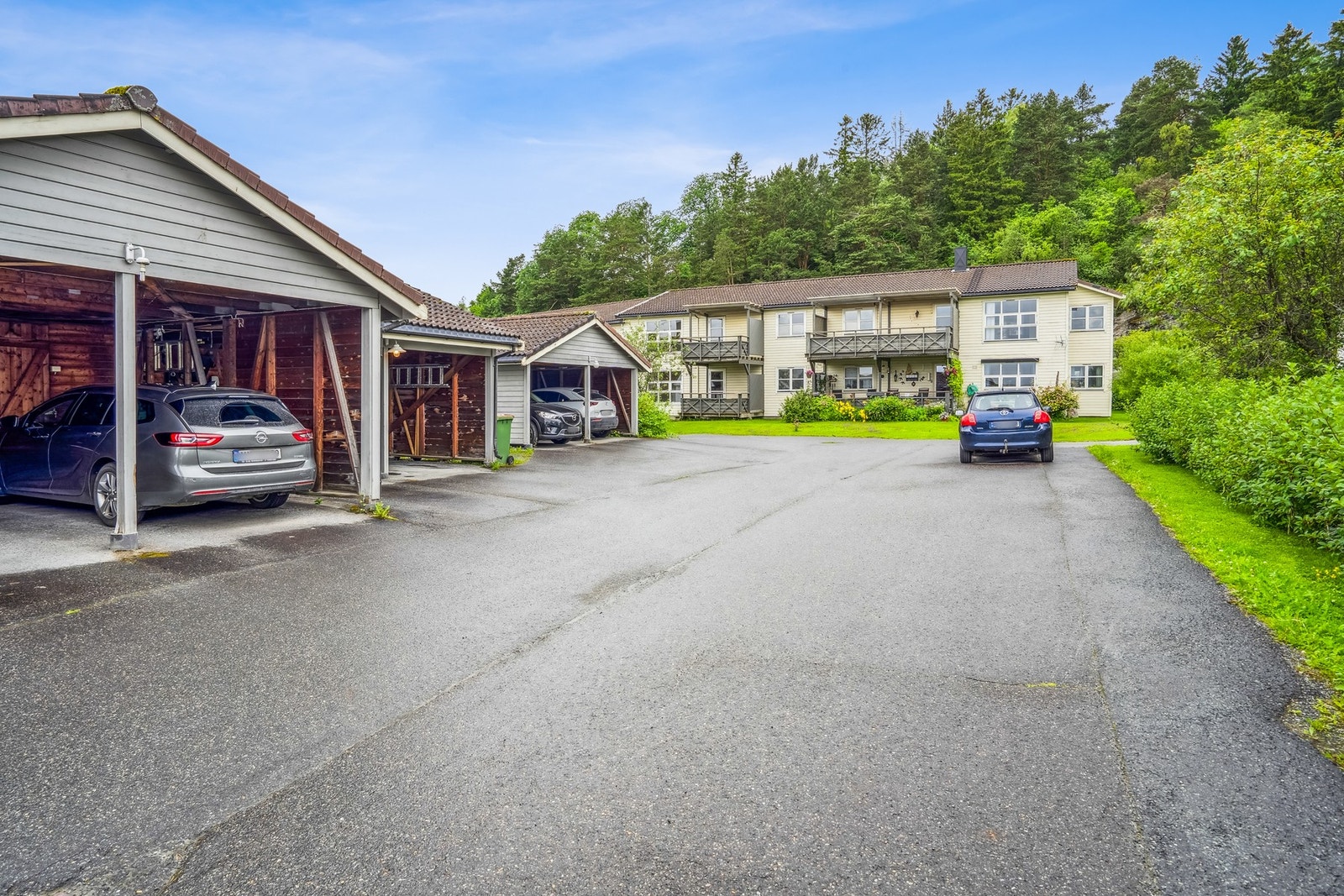 Parkering i carport. Galleribilde