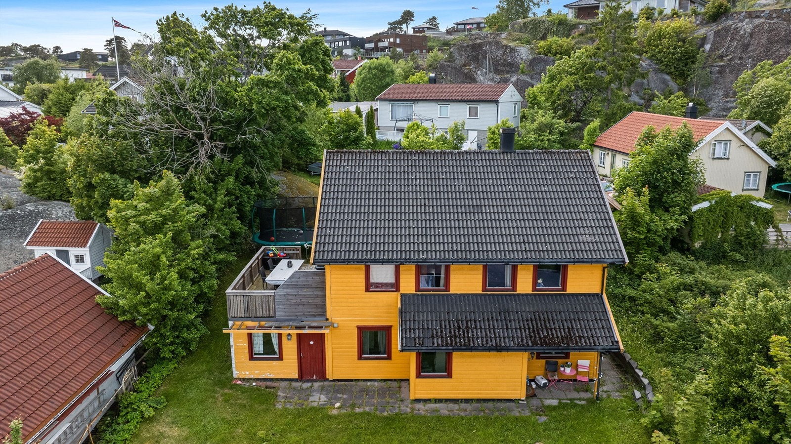 Tomten ligger innerst i en blindvei og her kan en trygt slippe ungene ut for lek og moro i trygge og rolige omgivelser. Galleribilde