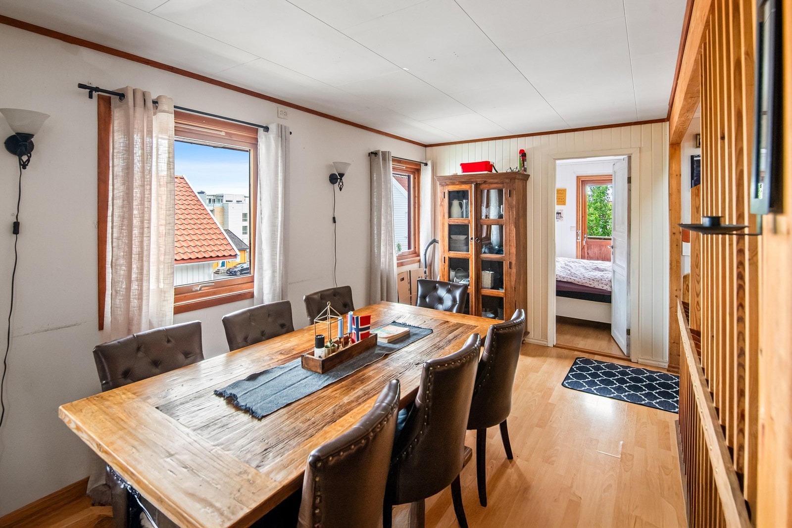 Romslig vinklestue i hovedetasjen med plass til flere sittegrupper Galleribilde