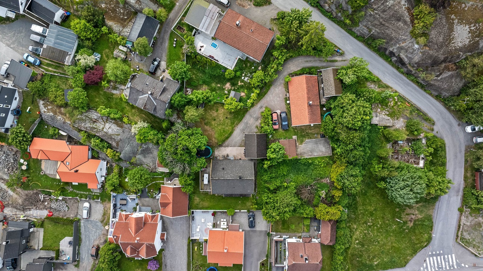 Fra eiendommen har man gangavstand til matbutikk, treningssenter, skole og Store Bergan fotballanlegg. Det er fin gangavstand til sentrum fra boligen med gang- og sykkelsti hele veien. Galleribilde
