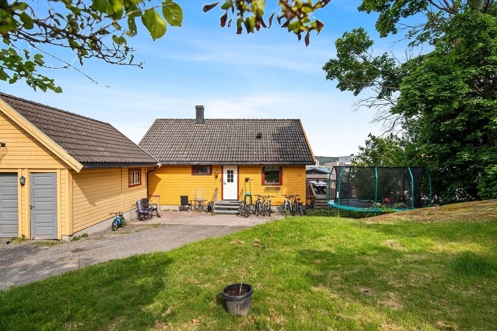 Tomten har potensial til å kunne bli en sjarmerende og idyllisk tomt med fine utearealer. Galleribilde