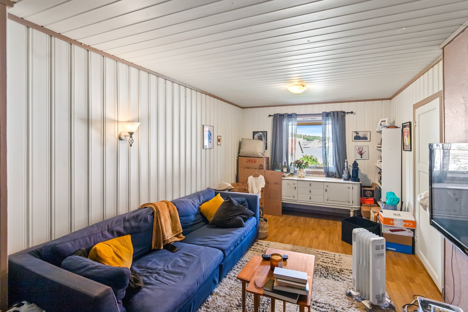 Åpen stue/soverom i underetasje Galleribilde