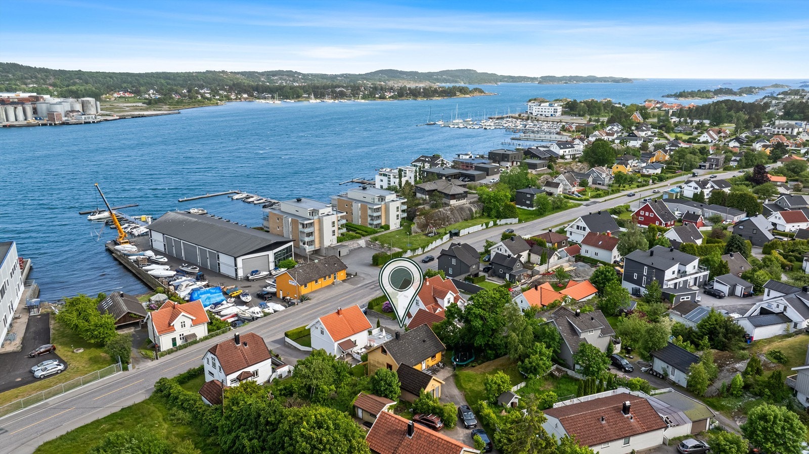 Eiendommen ligger i et veletablert og hyggelig boligområde på Hystad, like sør for sentrum. Galleribilde