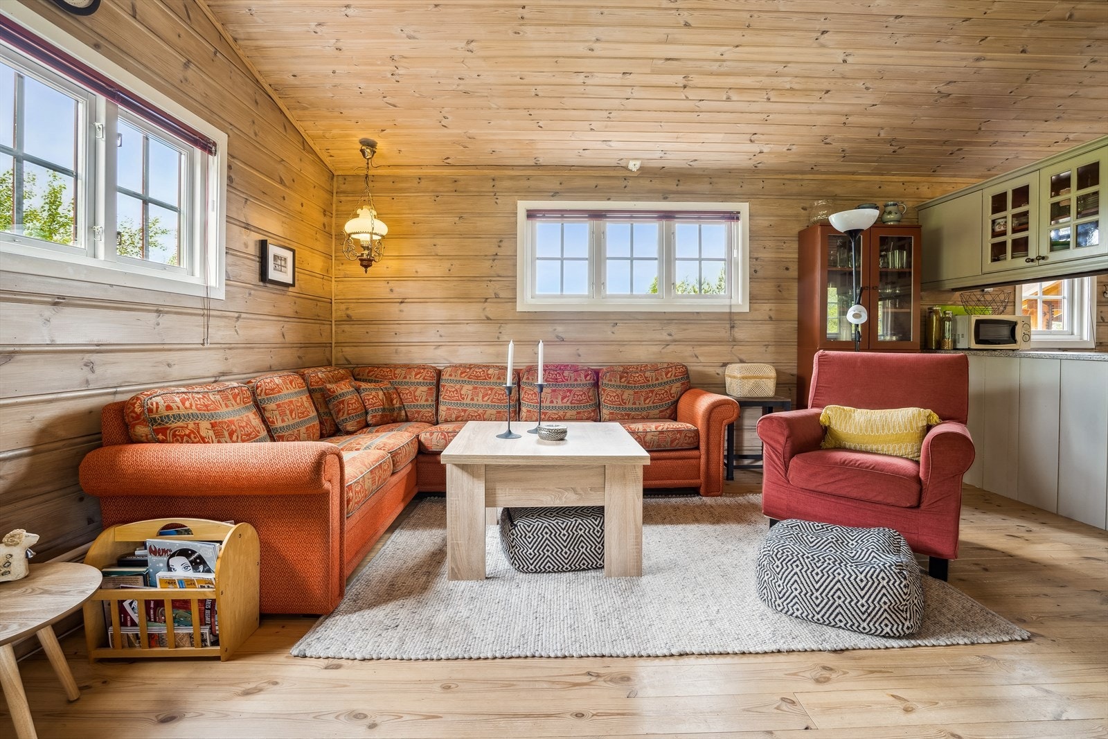 Hyggelig stue med utgang til den overbygde terrassen mot syd Galleribilde