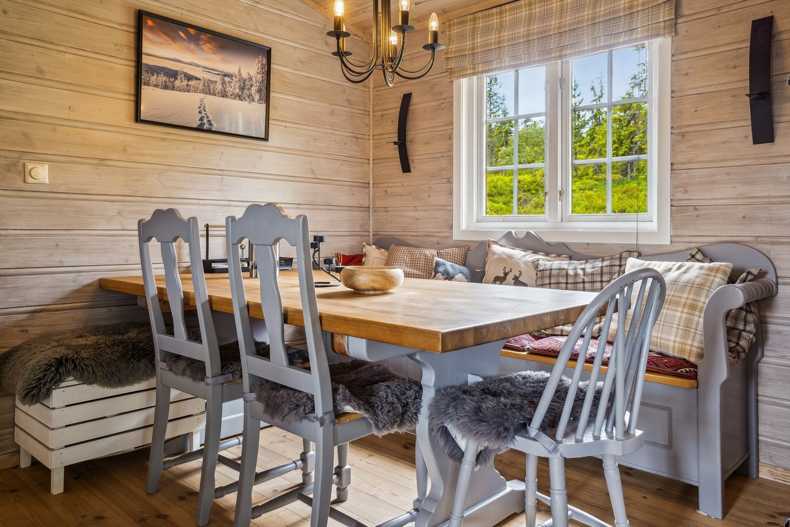 Hyggelig spiseplass i tilknytning til kjøkkenet Galleribilde