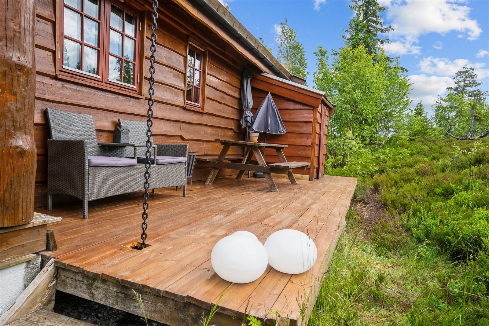 Terrassen på sydsiden av hytta Galleribilde