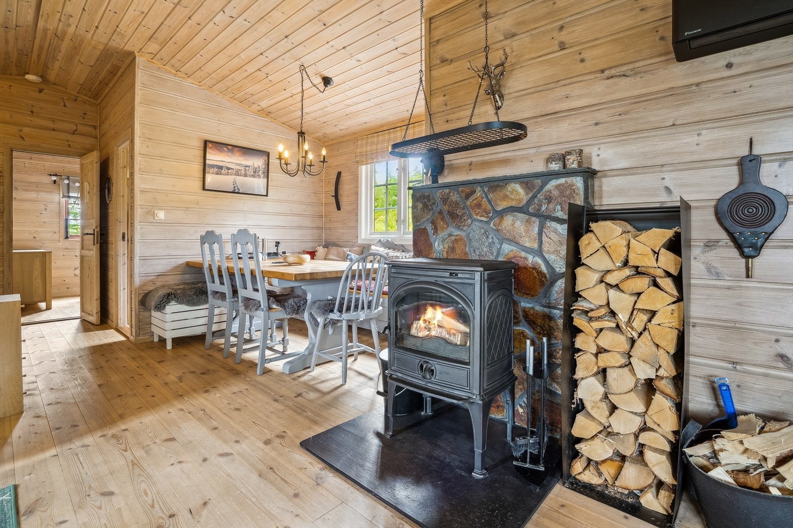 Vedovn og varmepumpe gir lun og god varme i hele hytta Galleribilde