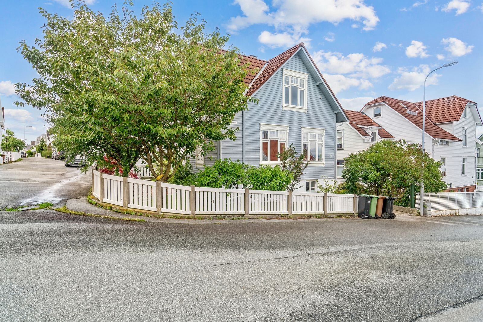 Boligen ligger på hjørnetomt i et rolig og barnevennlig område. Galleribilde