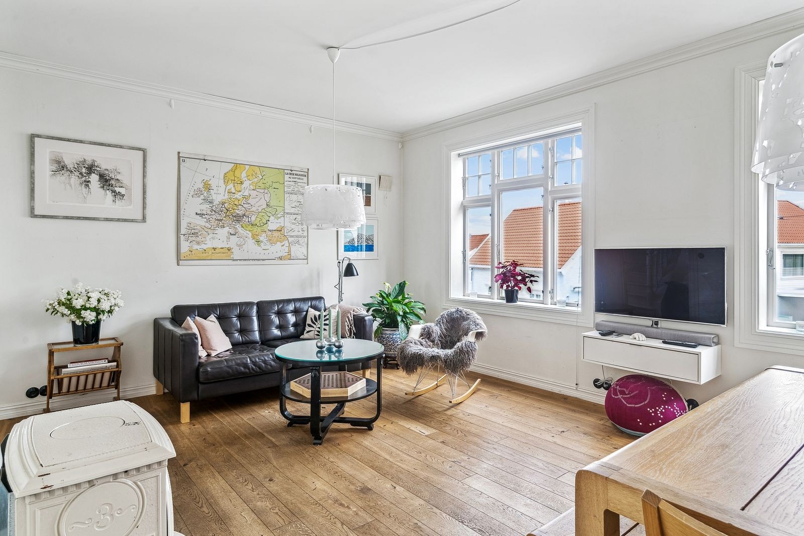 Peis i bolig. Store vindusflater med mye naturlig lys. Galleribilde