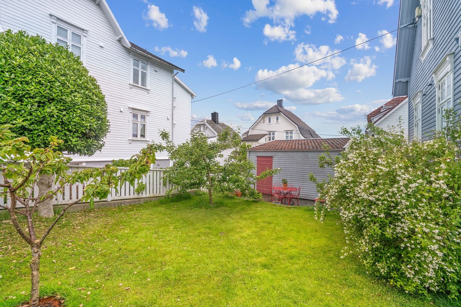 Hage med frukttrær, blomster og prydbusker. Galleribilde