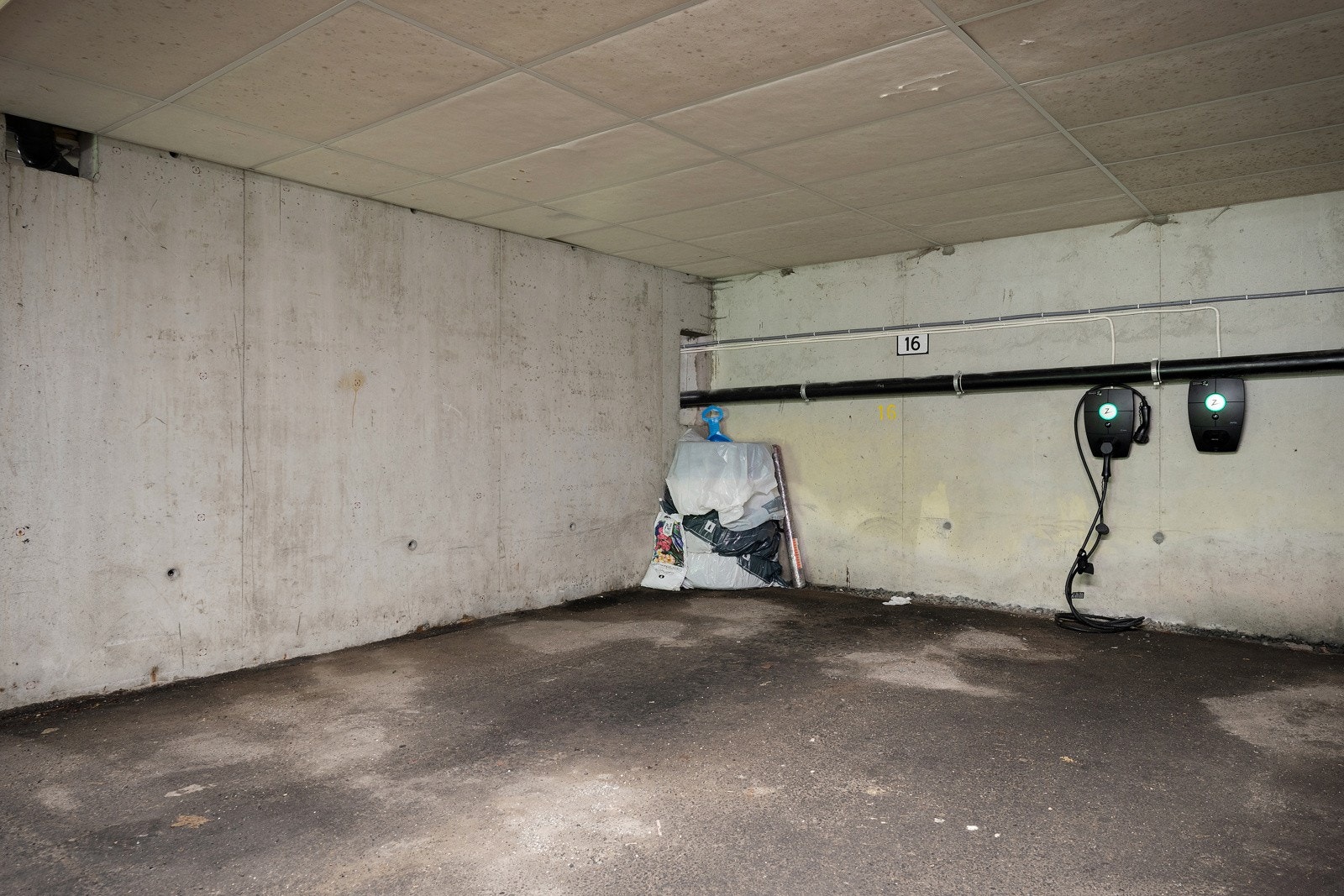 Med leiligheten følger det fast parkeringsplass med elbil lader i garasjen. Galleribilde