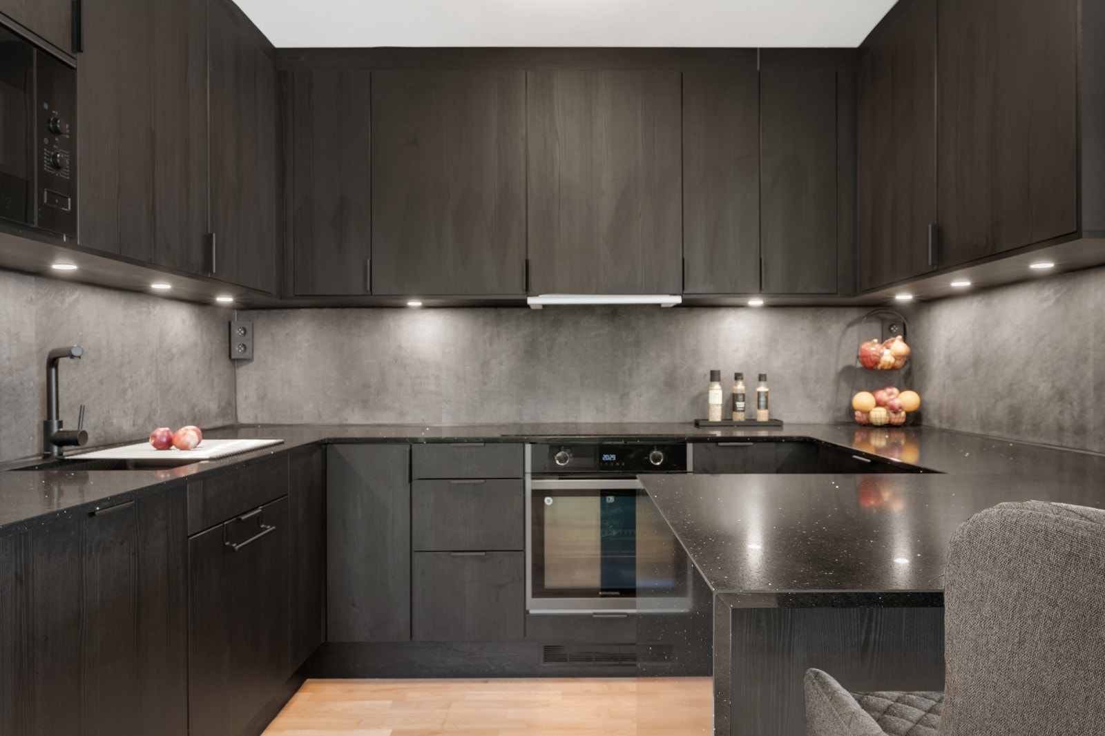 Kjøkkeninnredning med glatte fronter og steinplate. Galleribilde