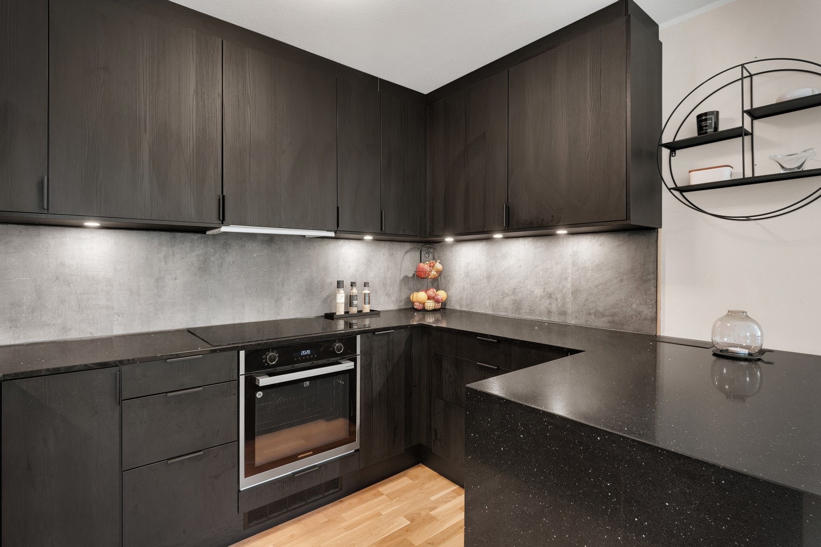 Hvitevarer medfølger salget: kjøleskuff, oppvaskmaskin, induksjonstopp og stekeovn Galleribilde