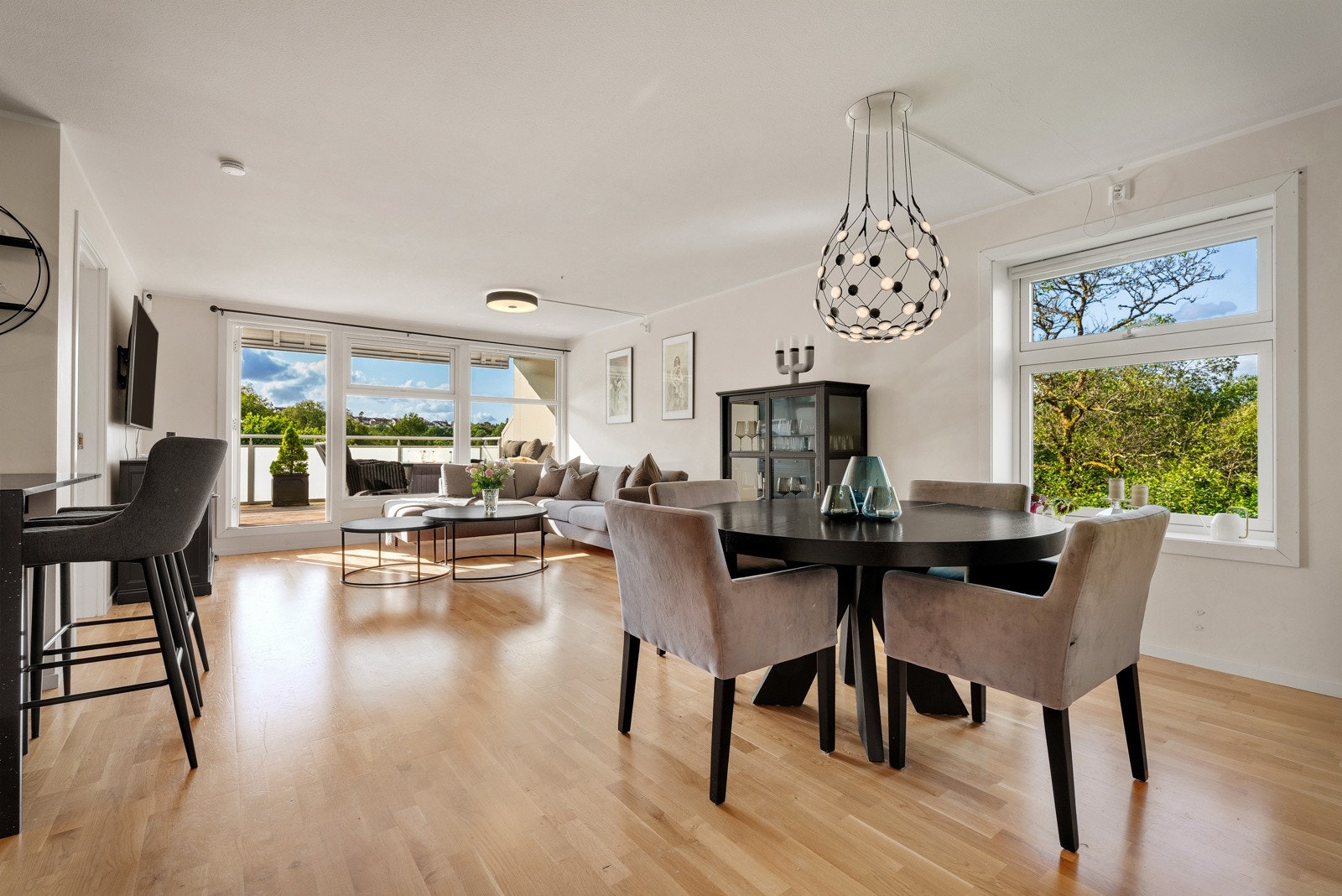 Velkommen til Saksarlia 91! en romslig 4-roms endeleilighet sentralt på Sandsli. Galleribilde