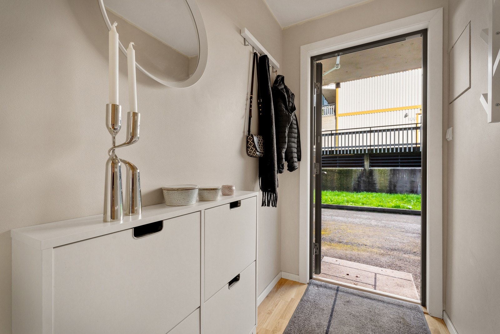 Vi tar turen ut og ned i garasje. Galleribilde