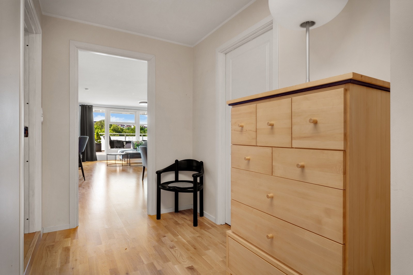 Gangen måler 7 kvm og har god plass til garderobeløsninger og oppbevaring. Galleribilde